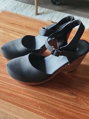Women's Black Ankle-Strap Platform Heels